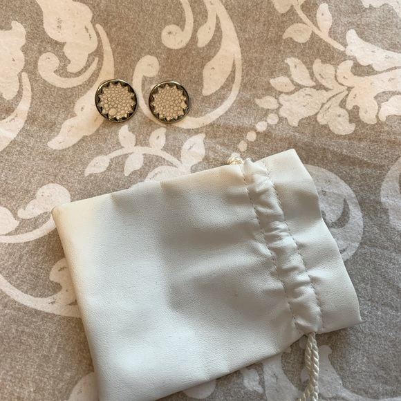 HOUSE OF HARLOW 1960, Gold Sunburst Leather Earrings - Picture 3 of 5